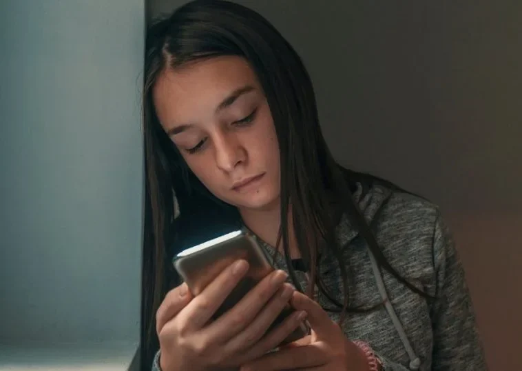 Quatro em cada dez jovens já chegam à vida adulta com o nome negativado, e especialistas alertam para impacto no empreendedorismo