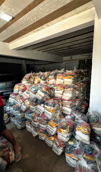 Empresário e esposa distribuem mil cestas básicas e doam equipamentos para idosos em Buenópolis e Curimataí