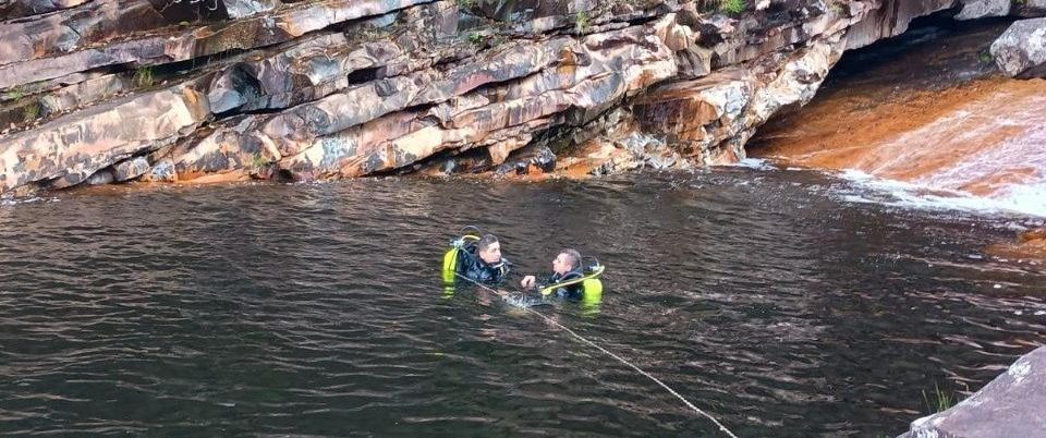 Homem salva a esposa de se afogar em cachoeira de Buenópolis, não consegue sair do poço e morre